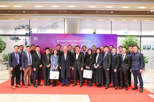 T3C美妝集團董事長周彥鑫對話哥倫比亞前總統(tǒng)，旗下潮妞會“三位一體”是美妝行業(yè)發(fā)展新趨勢