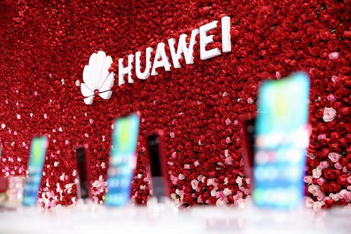 時尚大咖助陣，華為Mate20 Pro馥蕾紅、璨星藍最懂女人心