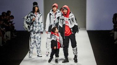 安踏攜手 RICO LEE掀起“工業(yè)革命”，未來感大秀點亮上海時裝周