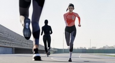 adidas by Stella McCartney發布ALPHAEDGE 4D跑鞋限定款
