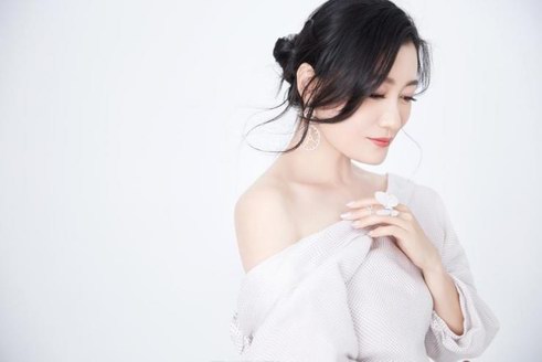 優雅亮相戛納紅毯 譚晶跨界時尚圈詮釋東方知性之美