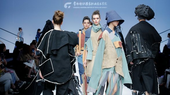 忽聞岸上踏歌聲  回眸盡賞錦衣秀——常州紡院畢業設計作品發布會
