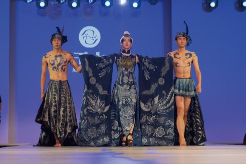 成昊藍(lán)憶系列三《藍(lán)夢(mèng)旗語——錦雞》助陣中華服飾設(shè)計(jì)周開場大秀