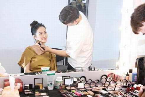 還記得《天下第一》的上官海棠嗎？ 一起走進她的幕后化妝間