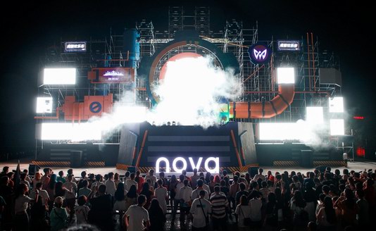 nova游樂園限時開放，關曉彤化身夜拍精靈現場助陣