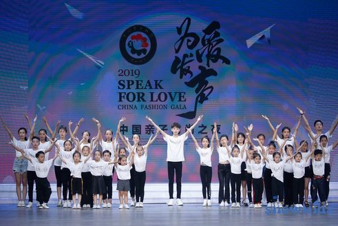 “年度代言人&公益大使”雙重榮耀加持，王浩東愛心助力貴州百里杜鵑！