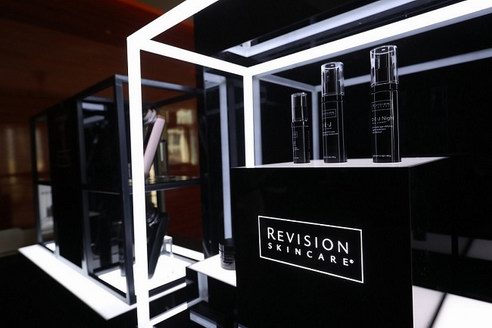 探索科學肌密，Revision Skincare強勁啟航，攜手眾多重量級醫(yī)學專家共研共創(chuàng)