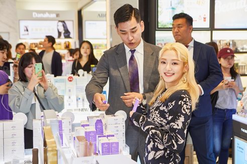 少女時代孝淵現身FREP艾膚瑞新世界免稅店發布會現場