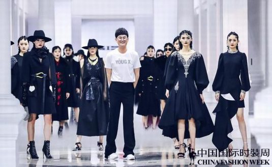 2020秋冬國際時裝周來襲，YOUGX邢永高級定制引領冬日魅力