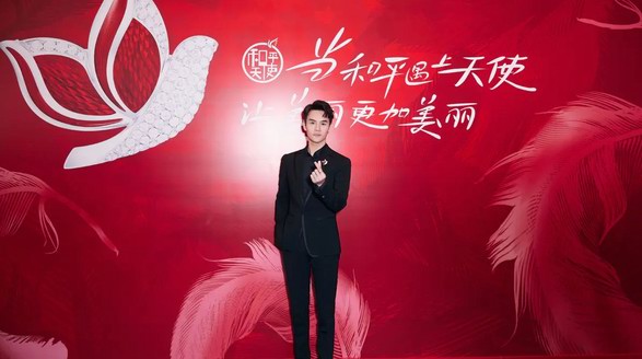 王凱親測周大福和平天使概念藝術展演繹新品，煥新鉑金新風尚