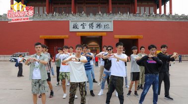 “狐友國民校草”30強逛故宮 手勢舞《少年》引領潮流吸引路人模仿