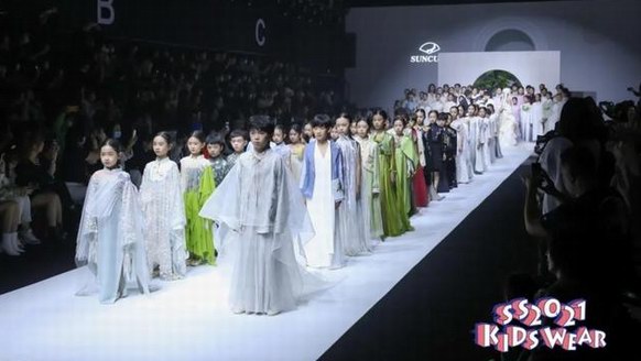 粉色炮彈來襲，體驗(yàn)沉浸式超感游樂園重返童真——SS2021 KIDS WEAR上海時(shí)裝周