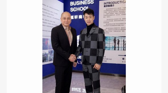 湯鎮業如此“不顧形象”，甘冒風險在抖音直播間力挺帶貨黑馬胡軒