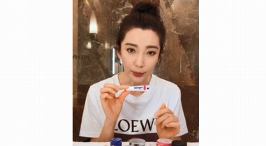 冬季唇妝太干怎么辦？李冰冰同款美國Blistex百蕾適碧唇小白管潤唇膏來幫你！