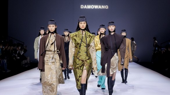 拂塵踏月，錦衣夜行——DAMOWANG·韓磊于中國國際時裝周發布2021秋冬最新系列