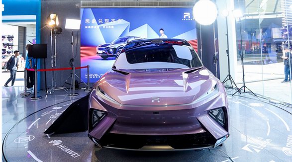R SPACE巡展北京華貿(mào)中心，時尚芭莎助陣，車企還有什么新玩兒法？
