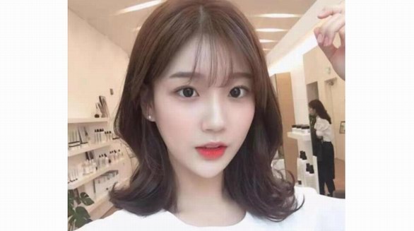 中發弄什么發型好看？4款中發發型圖片，一年四季都可以剪 