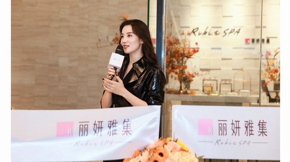 女星宋佳定格耀美時(shí)光，為麗妍雅集Rubis SPA瑞虹天地太陽宮店開業(yè)剪彩