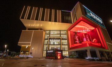 植村秀新年鎏巖「化妝箱」快閃店登陸三亞海旅免稅，紅運(yùn)秀色一觸即發(fā)