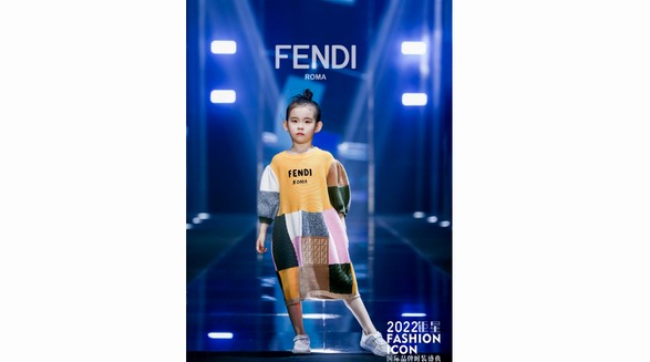 少兒時(shí)尚“TOP秀場”小超模姚曉燁臺風(fēng)超穩(wěn)  