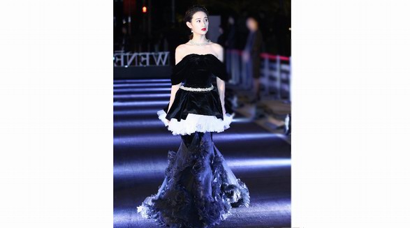 郭曉婷劇拋臉霸屏，高級時尚感駕馭各種風格