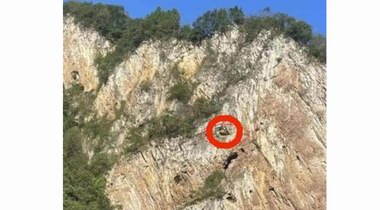 四川瀘州一懸崖山洞現神秘人員生活痕跡