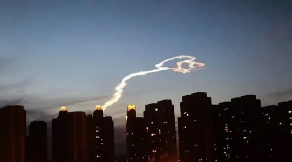 山西天空現巨型玫瑰云，是火箭云嗎？
