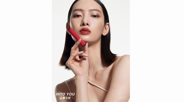 INTO YOU心慕與你攜手超模CIci帶來全新融點(diǎn)口紅，詮釋溫柔自有光！