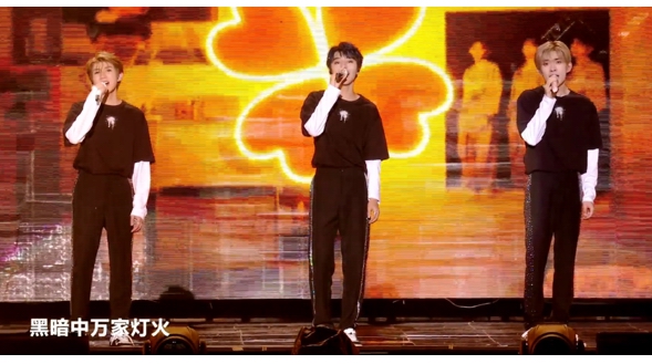 TFBOYS十周年演唱會落地西安，身著VOBA聯名紀念T恤驚喜亮相