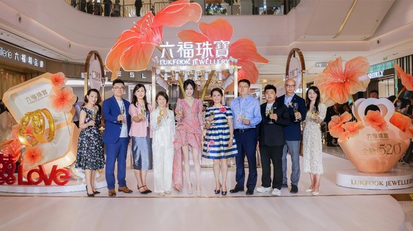 六福珠寶全球代言人唐嫣空降北京 開啟2024新品發布會