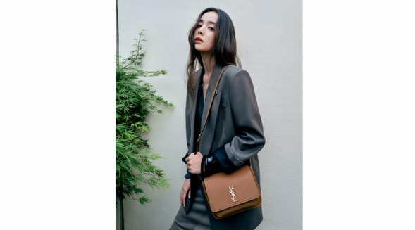 恭喜新晉圣羅蘭女郎古力娜扎，皮質西裝大片散發冷艷摩登魅力