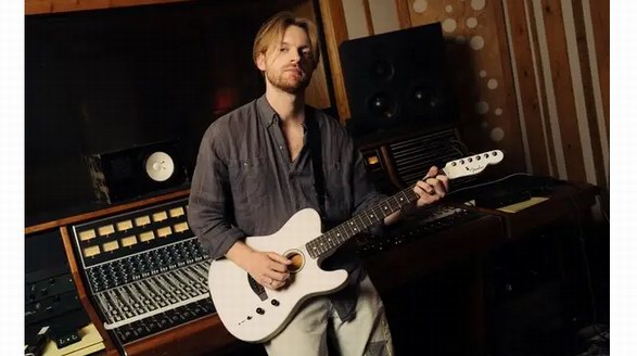 FENDER與FINNEAS聯袂推出首批藝術家簽名款 ACOUSTASONIC吉他