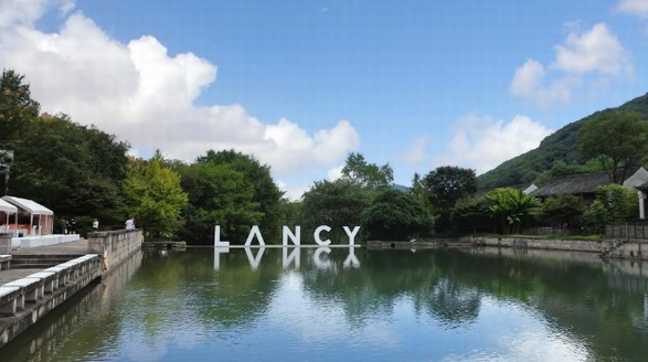 朗姿LANCY發布2024秋冬“A系列”大秀