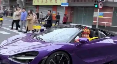 在上海看見唐僧開紫色邁凱倫了？網友：大冷天開敞篷，不冷嗎