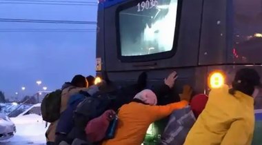 東北零下二十幾度，公交車秒變“冰雪奇緣”現場！冷鏈運人更新鮮