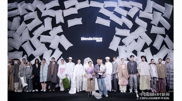 辦公室變秀場！BandeNere時裝周用沖鋒衣西裝重構松弛哲學