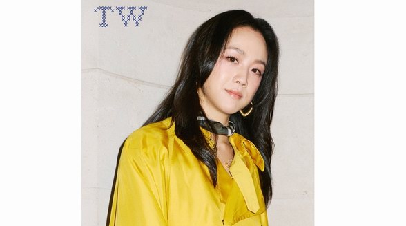 演員湯唯出席 Burberry 2025 冬季系列倫敦時裝周，魅力演繹 Burberry 美妝