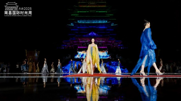 李薇“引贛鄱風(fēng)·形天地衣”高級時裝發(fā)布會亮相滕王閣