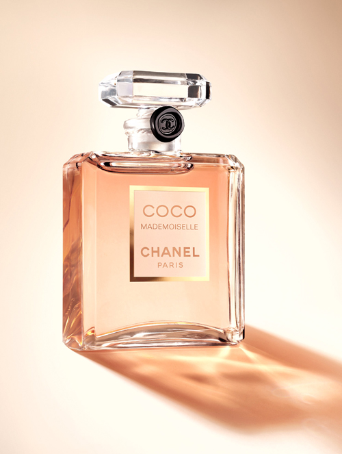 早已成為俏麗、獨立與迷人女性最佳代言香水的香奈兒摩登COCO（COCO MADEMOISELLE），自2001年由香奈兒第三代鼻子 Jacques Polge 創作問世以來，至今仍持續散發誘人韻味，擄獲全世界女人的心。全新推出的香精15ml版本，讓我們得以一窺摩登COCO私底下令人一見傾心的魅力特質。隨時隨地散發令人難以抗拒的魅力誘惑，摩登COCO香精方便隨身攜帶，讓女性隨心所欲施展魅力。