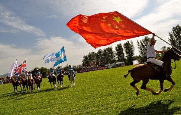 第四屆北京國(guó)際馬球公開賽暨北京英國(guó)馬球日將于9月22日在陽光時(shí)代馬球俱樂部再次揭開帷幕