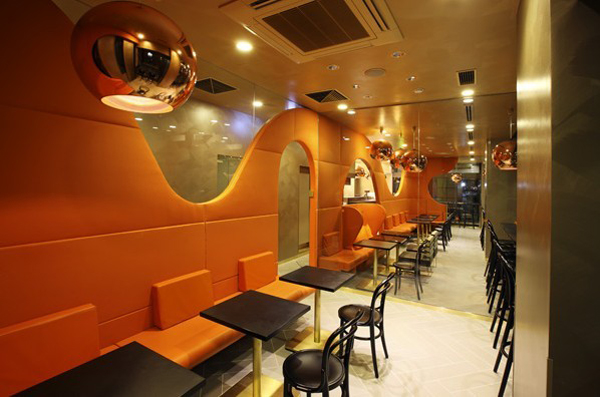 京都 Excelsior咖啡店：咖啡店完成于2009年，展現出了Claudio對色彩超強的把控能力，客戶是老東家日本Dutor餐飲集團，這家咖啡店定位也是美國星巴克快餐咖啡的樣式，Claudio將巴黎街頭的露天咖啡茶座的排桌搬進了京都的咖啡店里面，本來是隔斷作用的沙發椅靠背被放大，成為現代華麗的裝飾隔斷墻。