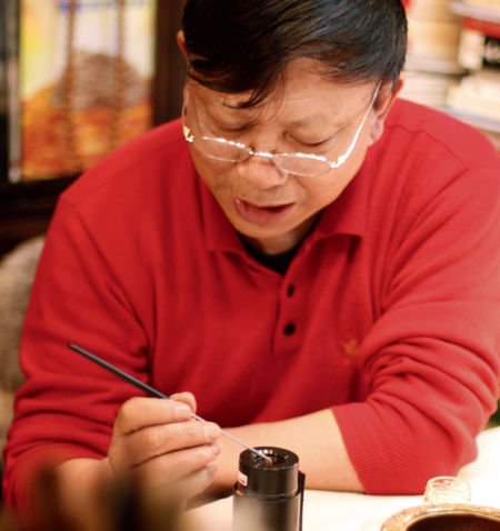 施正東 著名畫家，南京沉香研究會會長。