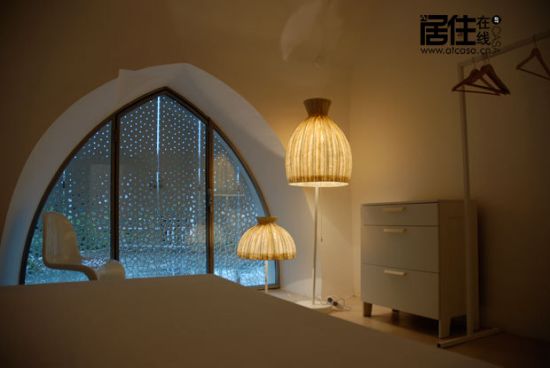 燈光透過帶有鏤空花紋的鋁制金屬板照射出來，成為房屋外立面上最大的亮點