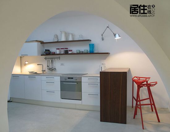 廚房中有Konstantin Grcic為Magis設計的Stool One高腳凳，天花板上，掛著Artemide推出Tolomeo小吊燈。