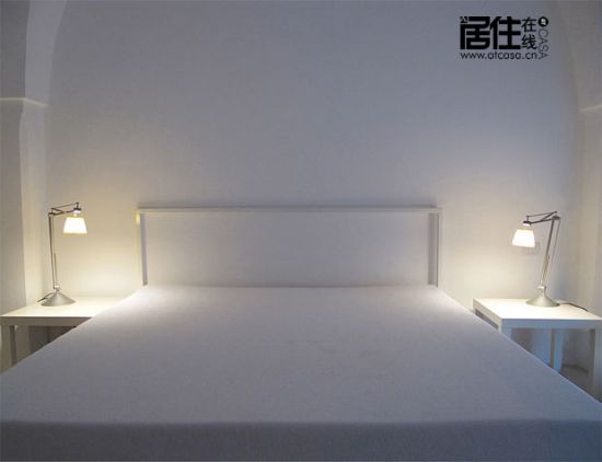 臥室的設計極盡簡潔之勢，干凈的線條加上純白的設計，就連家具也添了幾分優雅。