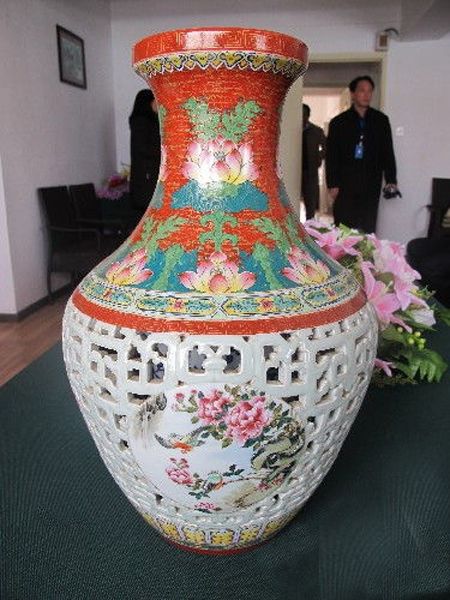 清乾隆青釉鏤空金粉彩四開關花鳥紋青花內膽盤口瓶