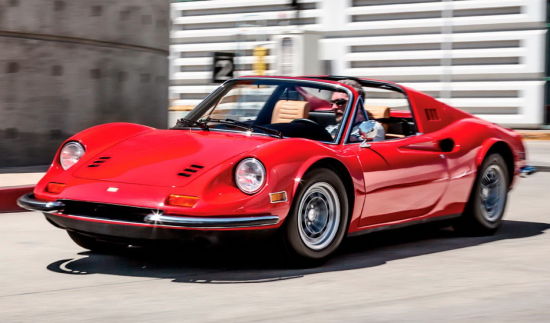 法拉利 Dino 246 GTS 全世界只限量生產了 1274 輛，關于車身未掛躍馬標志的原因眾說紛紜