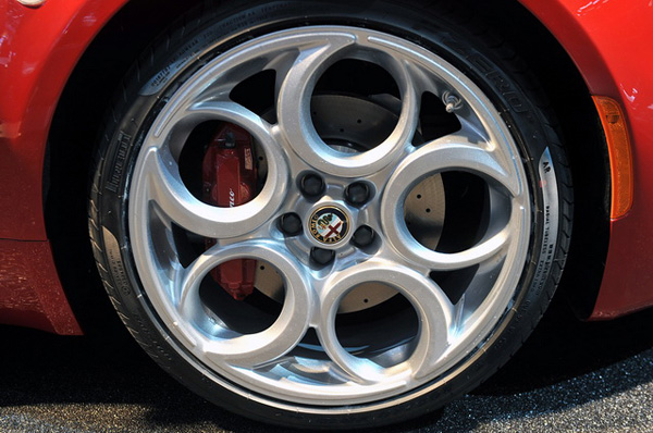 Alfa Romeo 4C 跑車量產版現身日內瓦車展